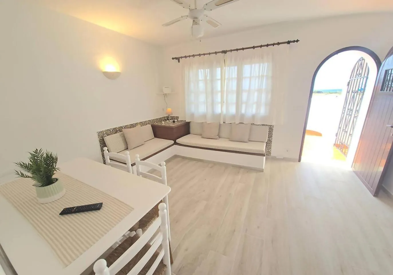 Apartamento Con Terraza Y Vistas Al Mar En Son Bou Spanien