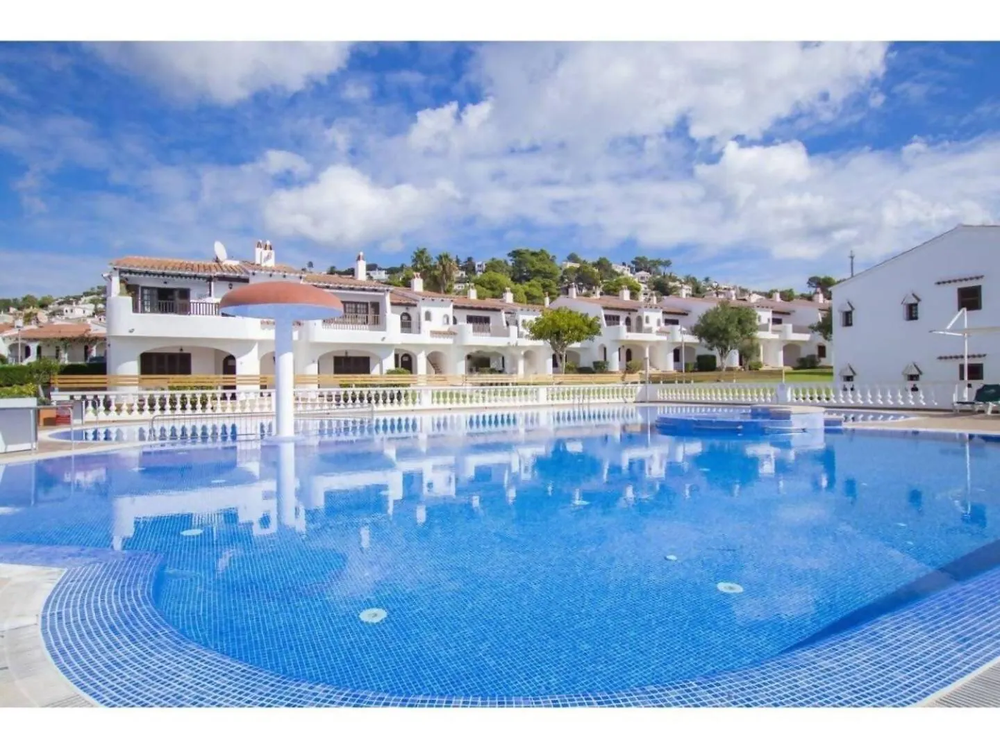 Apartamento Con Terraza Y Vistas Al Mar En Son Bou Spanien